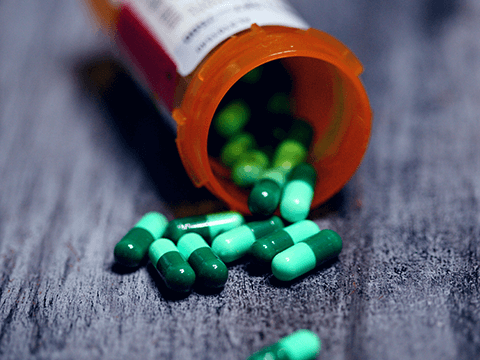 Avec de petites capsules, pilules et granulés remplis de liquide ou d'huile